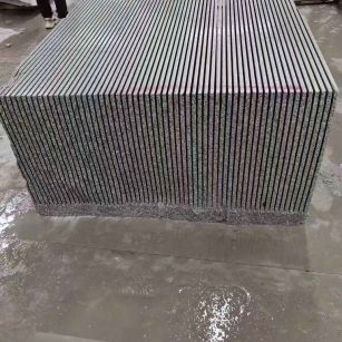 崇左芝麻白毛板荒料切割