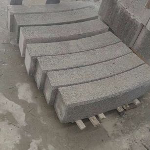 崇左芝麻白弧形路牙石