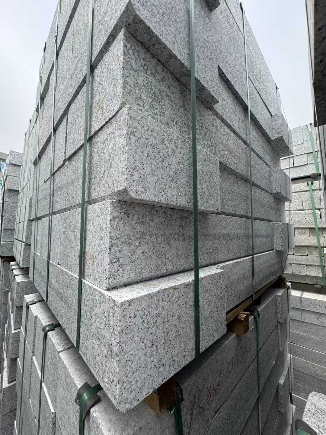崇左芝麻白路牙石 马路牙子